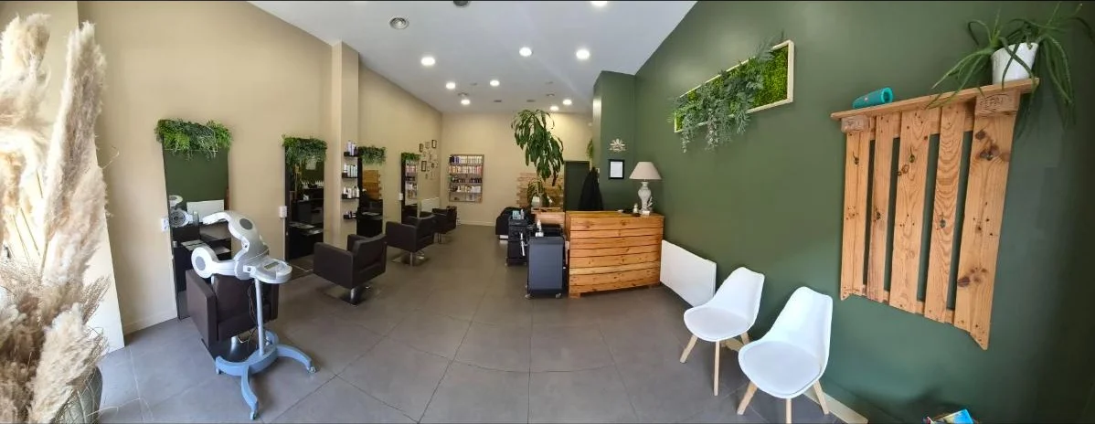 Intérieur rénové du salon A Paulin'Hair, mur végétal et coin détente, Dunkerque